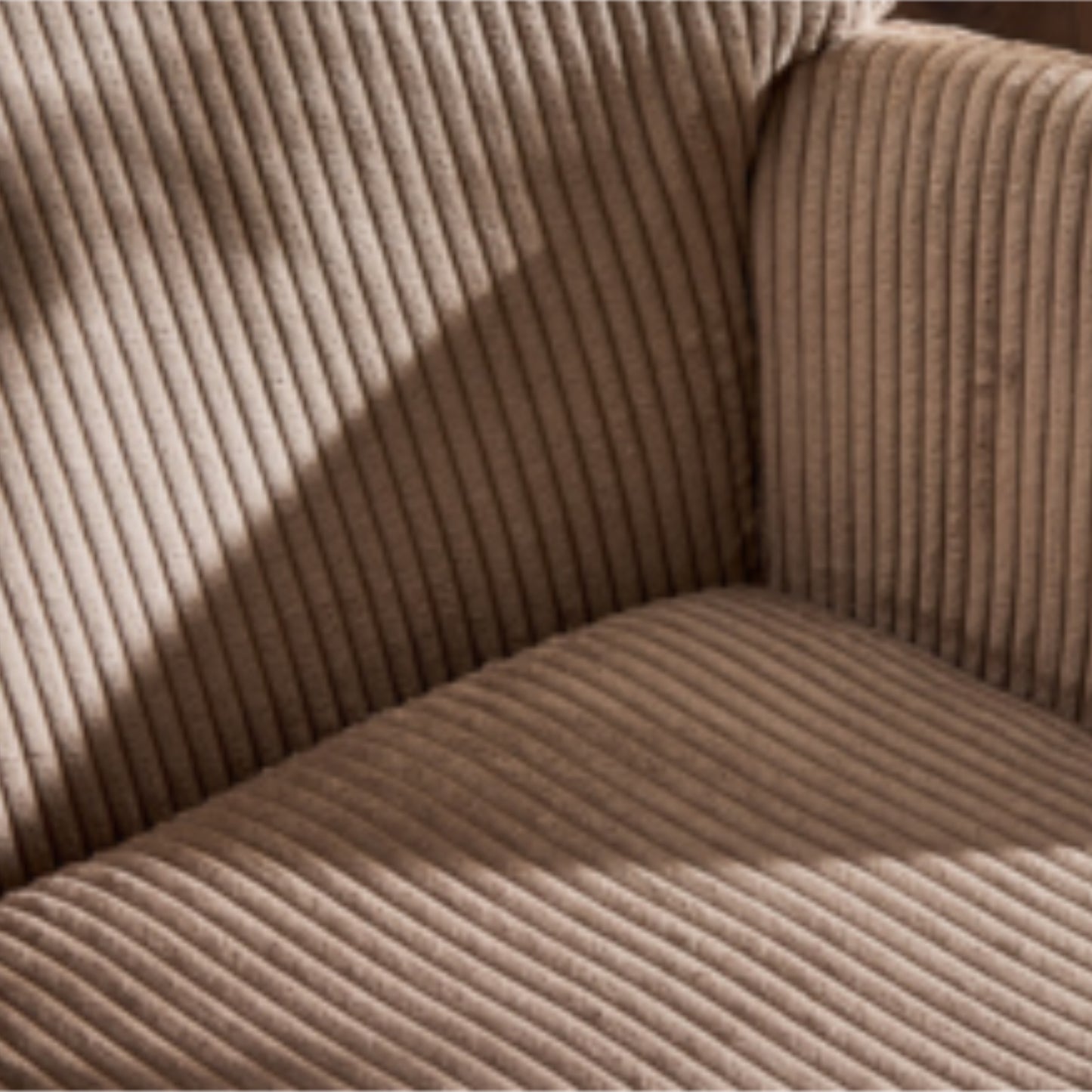 Poltrona Hilary - Poltrona in Velluto a Coste con Gambe in Legno - Disponibile 3 Colori
