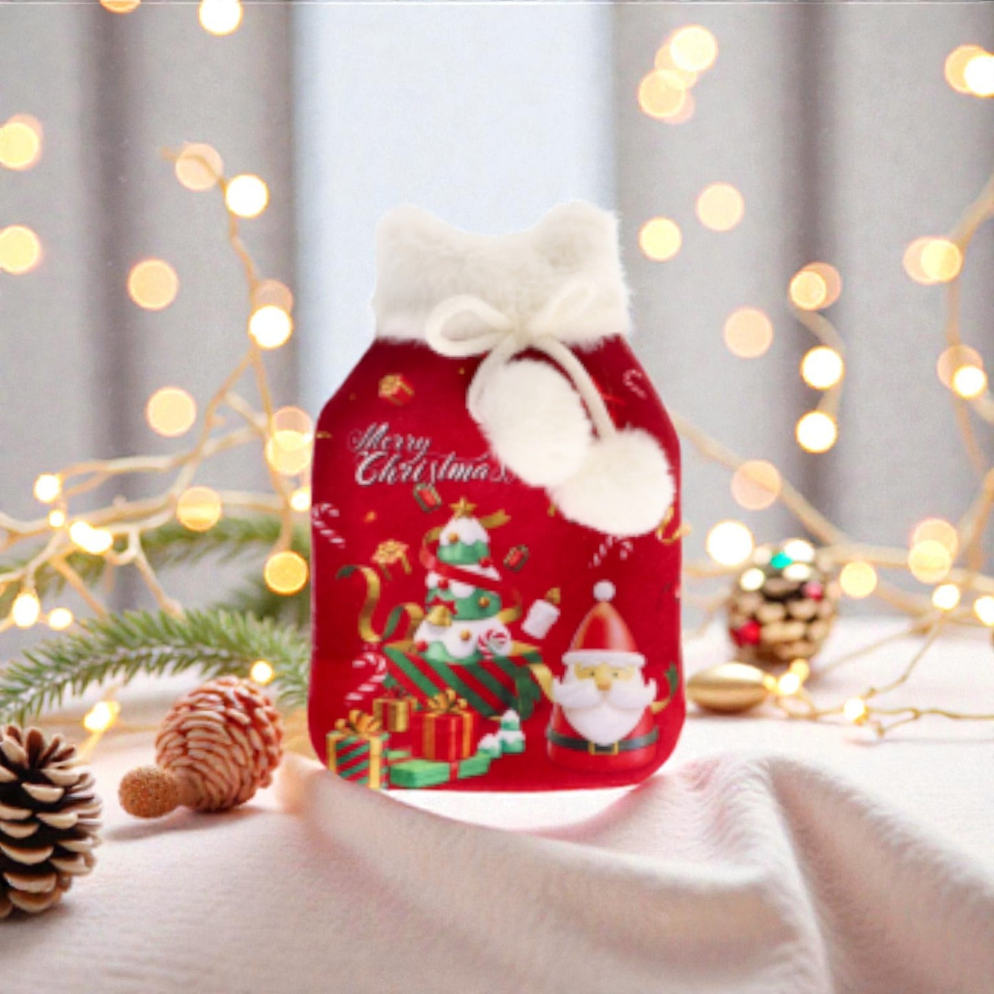 Borsa dell'acqua calda con motivo natalizio su tessuto e decori natalizi festivi.