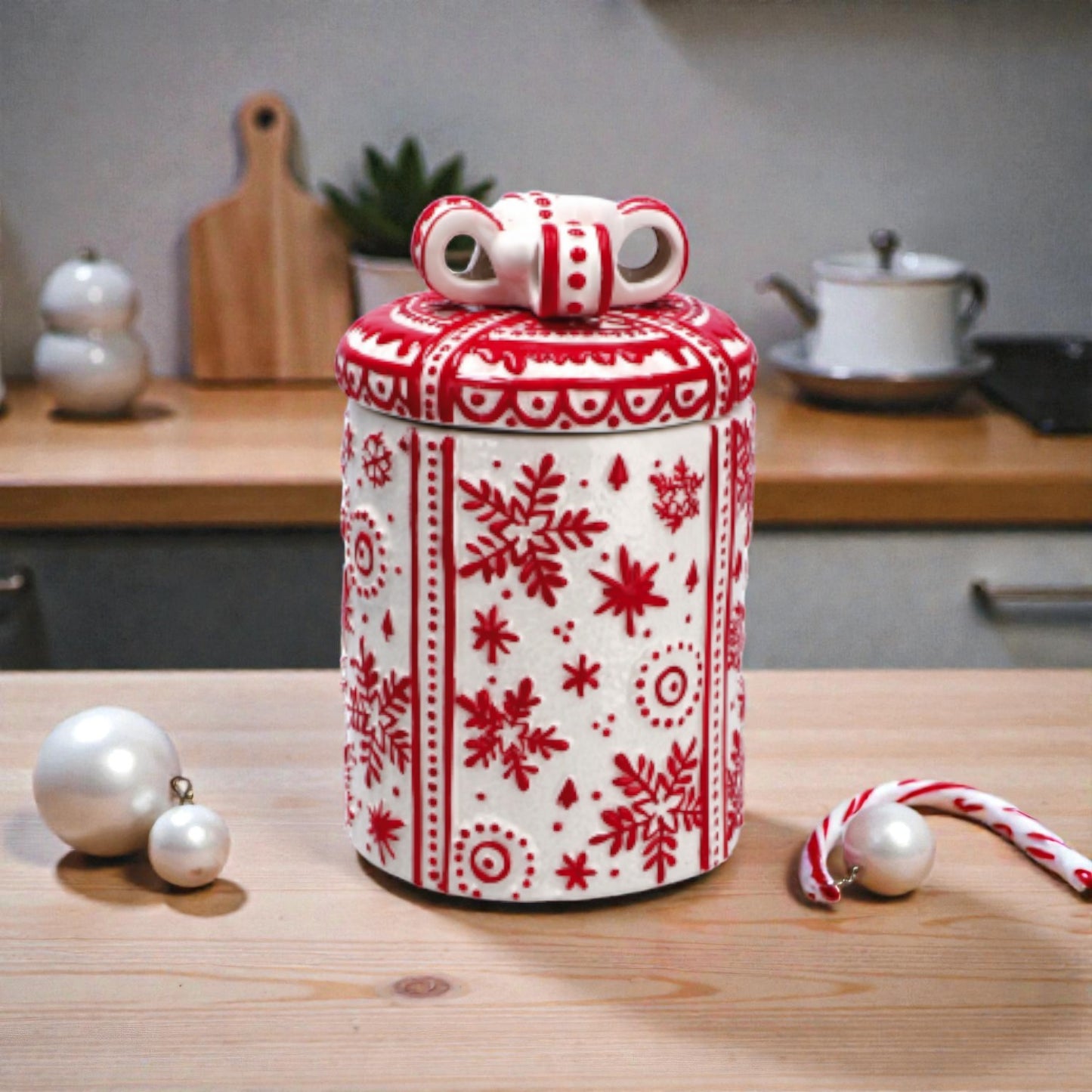 Contenitore cilindrico in ceramica con tema natalizio, ambientato in una cucina a Natale.