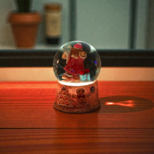 Palla di neve con omino marzapane al suo interno e base in resina a forma di casa di marzapane con luci LED