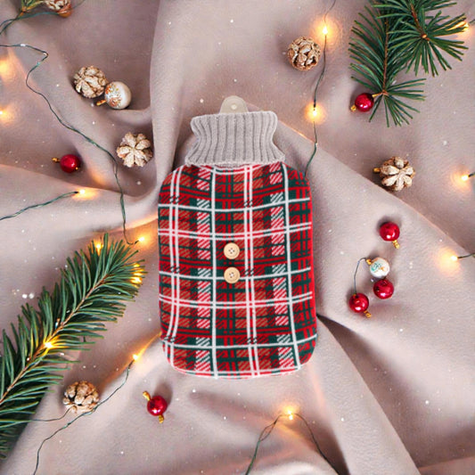 Borsa dell'acqua calda con motivo natalizio plaid su tessuto e decori natalizi festivi.