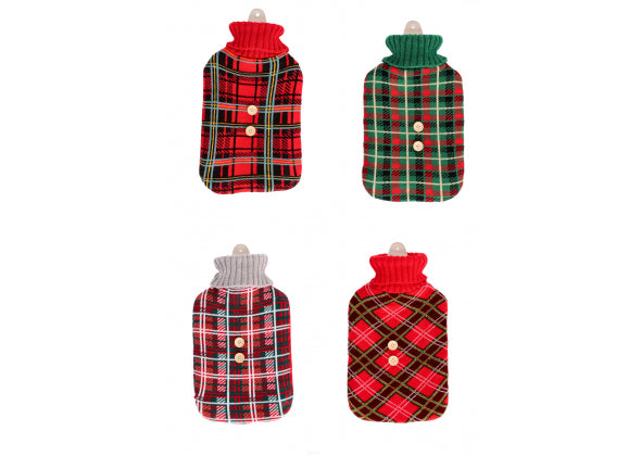 4 Borsa dell'acqua calda con motivo natalizio plaid su sfondo bianco.
