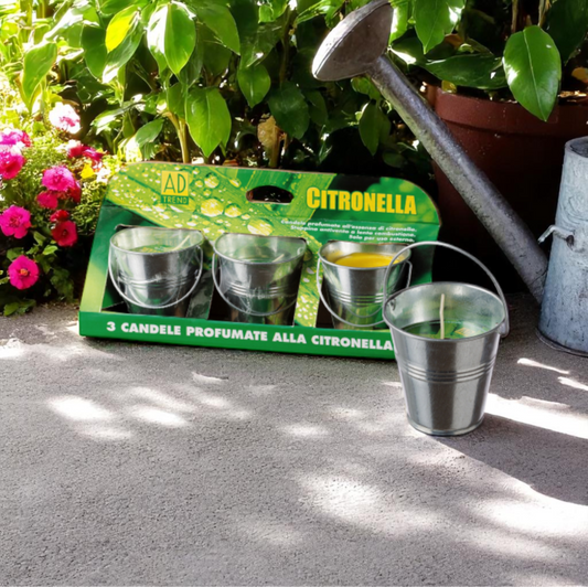 Secchiello con candela alla citronella in un giardino.
Venduto da Prodomo negozio online di Casalinghi