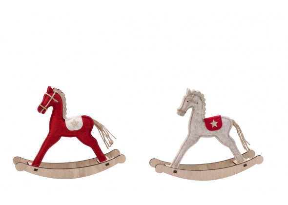 2 Decorazione di natale a forma di Cavallo a dondolo bianco e rosso natalizio in una casa accogliente e festiva.