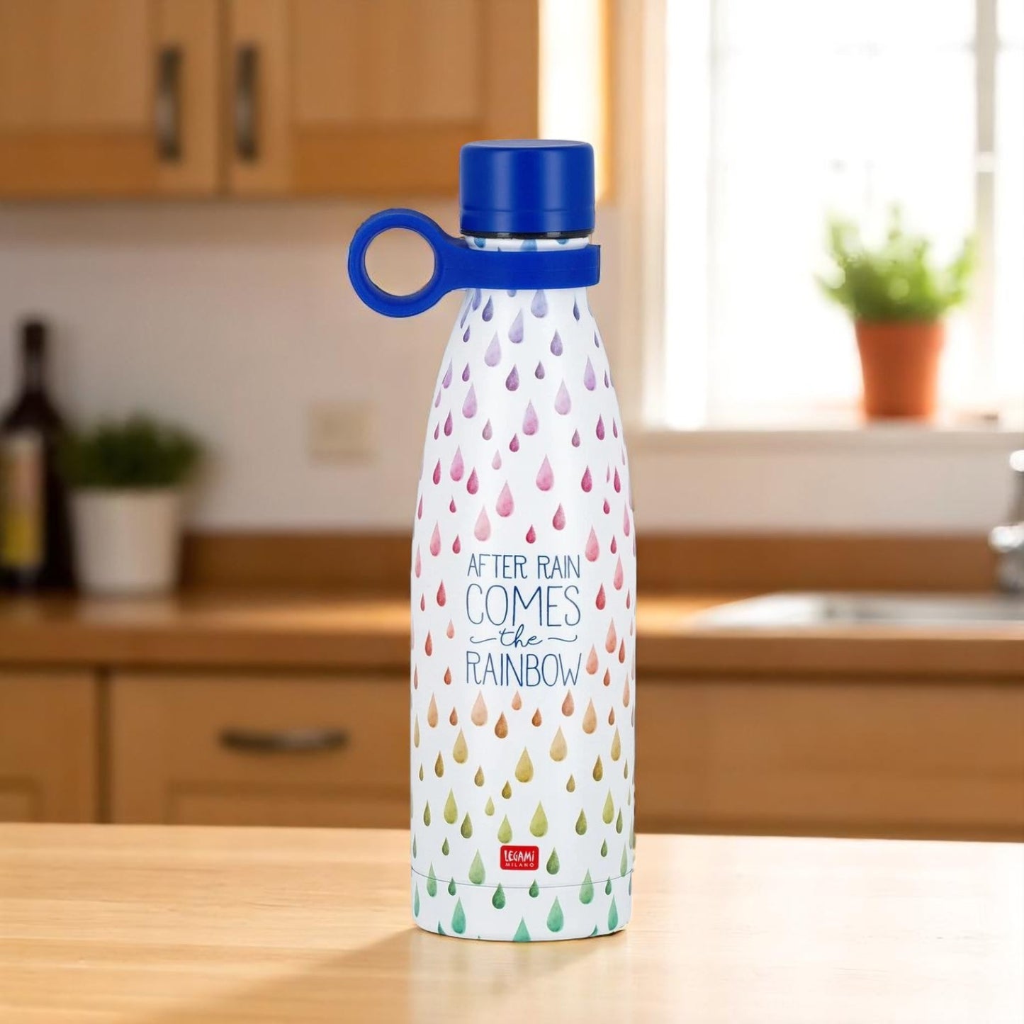 Borraccia Hot&Cold di Legami, colore after rain, ambientato in una cucina. Venduto da Prodomo Negozione online di caslighi