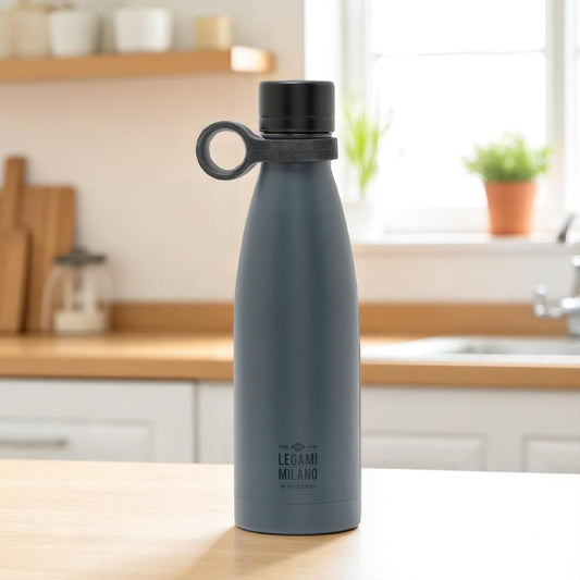 Borraccia Hot&Cold di Legami, colore Nero, ambientato in una cucina. Venduto da Prodomo Negozione online di caslighi
