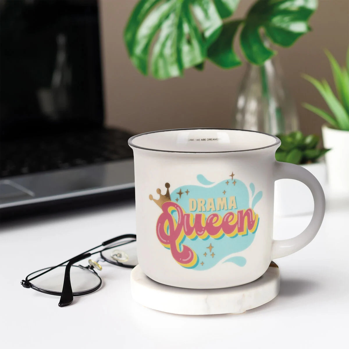 Tazza in porcella ambientata con grafica Drama Queen
Realizzata da Legami e venduta da Prodomo o Pro Domo