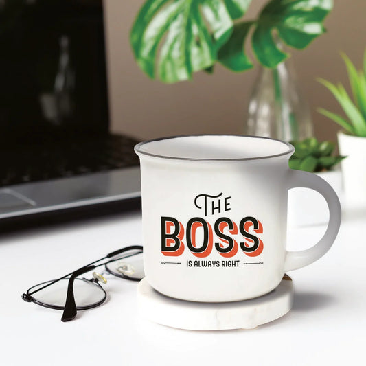 Tazza in porcella ambientata con grafica The Boss
Realizzata da Legami e venduta da Prodomo o Pro Domo