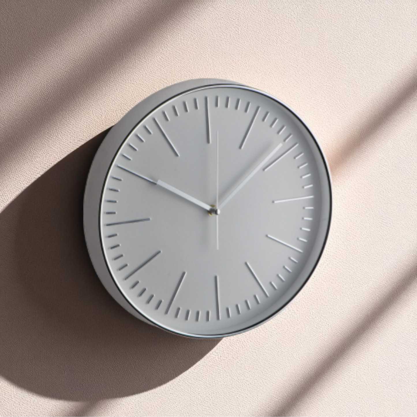 Orologio da parete in plastica. Venduto da Prodomo negozio online di Casalinghi