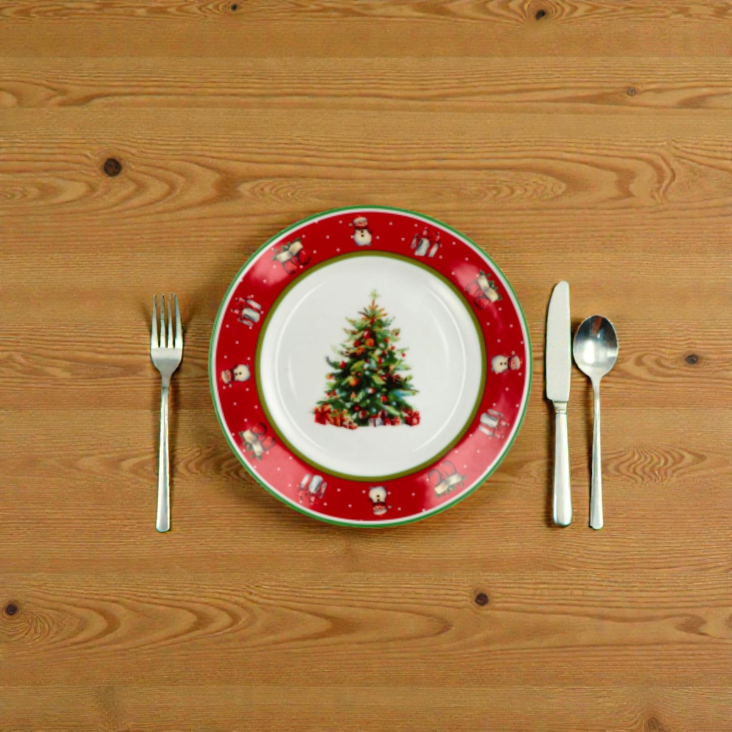 Piatto di natale bianco con righe rosse e verdi con disegno albero di natale su un piano in legno.