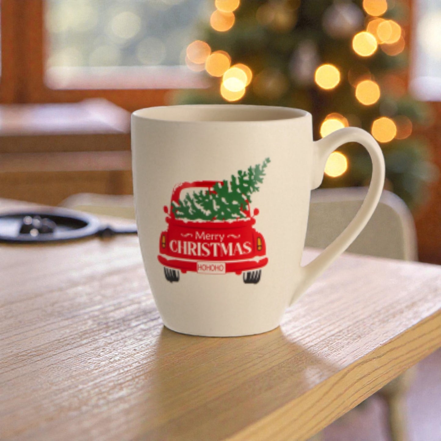 Tazza in ceramica di natale bianca, su un piano in legno in una casa festiva.