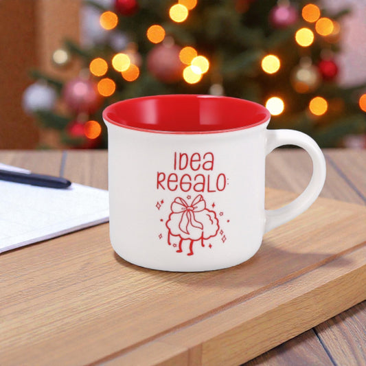 Tazza di natale in ceramica bianca, su un piano in legno in casa festiva.