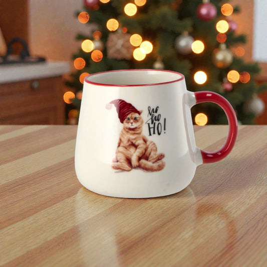 Tazza di natale bianca in porcellana con disegni di cane o gatto sulla tazza, su un piano in legno in una casa accogliente.