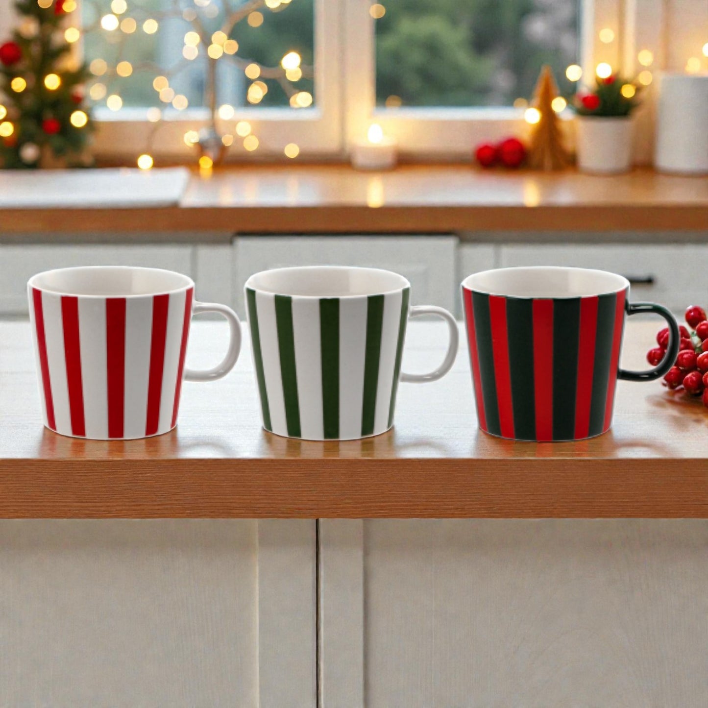 3 Tazze di natale a righe verticali bianche rosse e verde, in una casa natalizia.