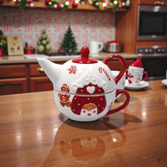 Tazza con teiera impilabile sopra che formano un disegno a tema natalizio, ambientate su un piano di legno una cucina festiva e accogliente.