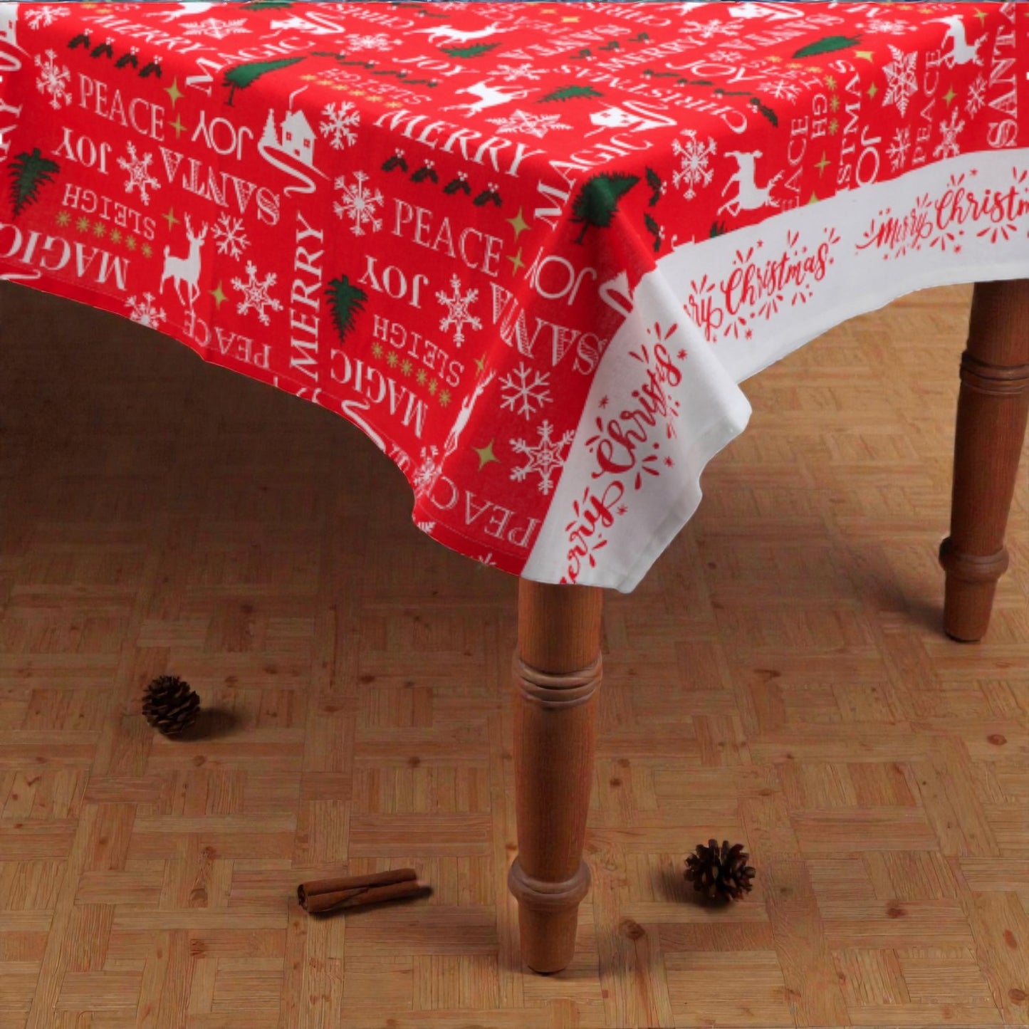 Tovaglia di Natale rossa Melin in tessuto con motivi natalizi, su un tavolo in legno