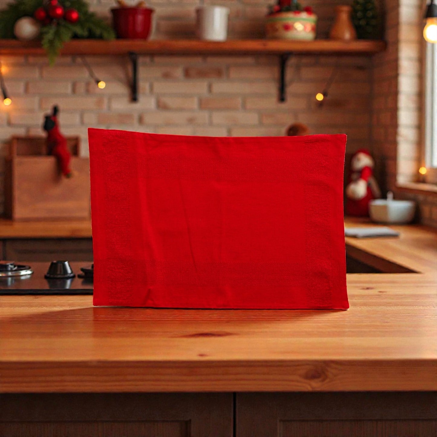 Tovaglietta di natale con stampa natalizia, su un piano in legno