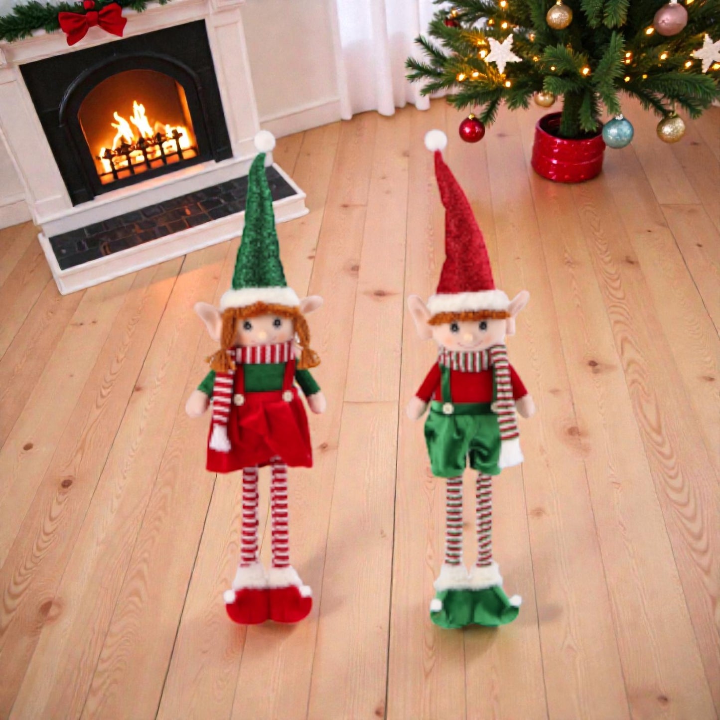 2 decorazioni natalizia a forma di elfo di natale, ambientato in una casa natalizia accogliente.