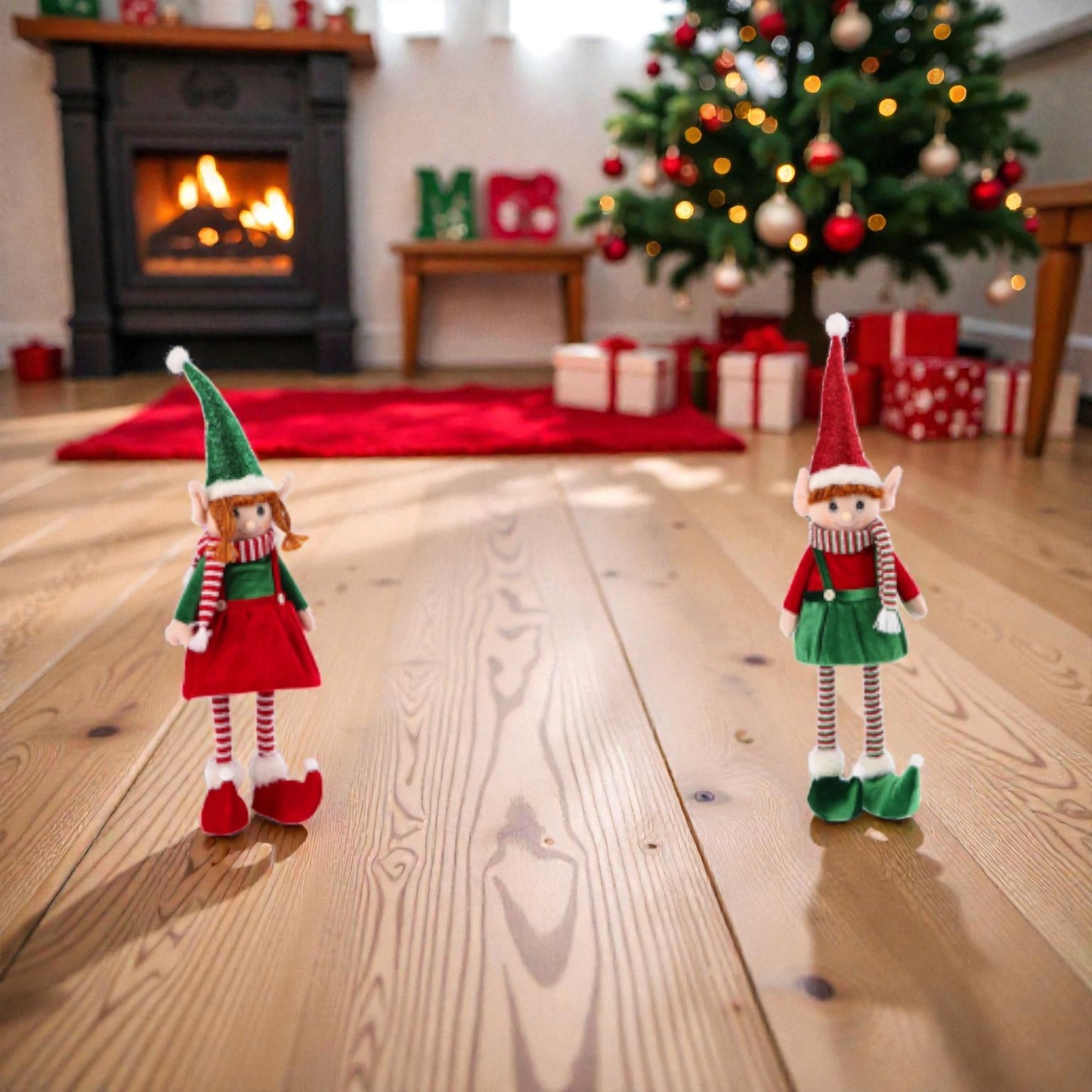 2 decorazioni natalizia a forma di elfo di natale, ambientato in una casa natalizia accogliente.