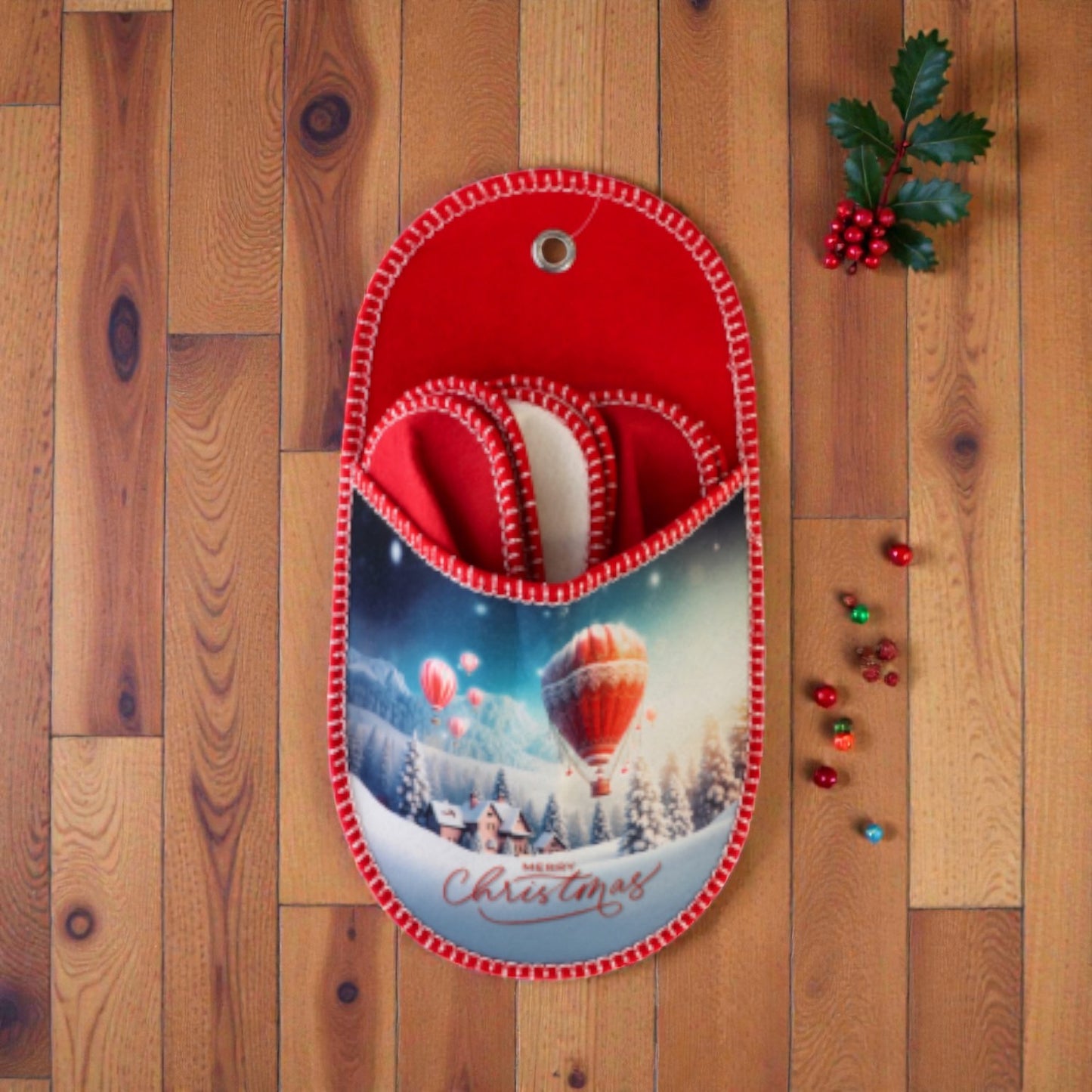 Set 3 ciabatte di natale per ospiti e feste su sfondo in legno accogliente.