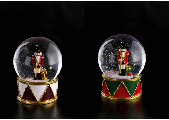 2 Palla di natale con schiaccianoci con LED e base in resina. Sfondo nero.