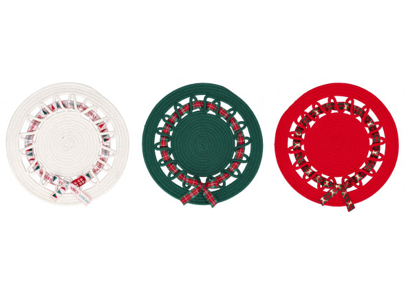 3 Tovaglietta decorativa centro tavola natalizio bianco verde e rosso con sfondo bianco.