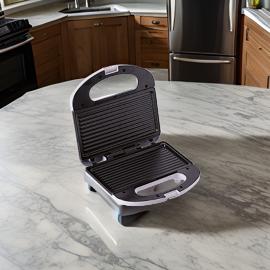 Tostiera elettrica da 750 W - Dimensioni 22 x 22 x h. 9 cm
