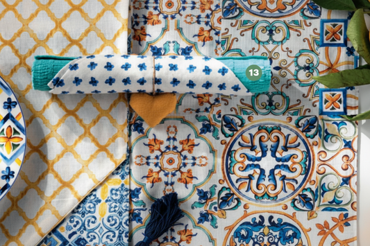 Sottopiatto Arrotolato Doby Tiffany con Tovagliolo Fiore Blu e Cuoricino Giallo | Set Tavola 3 PZ