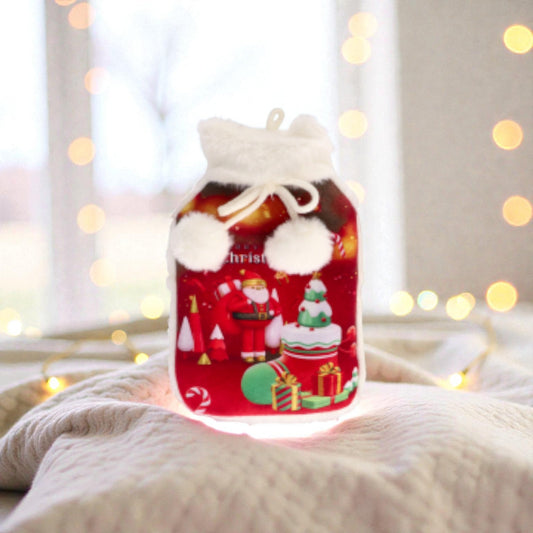Borsa dell'acqua calda con motivo natalizio su tessuto e decori natalizi festivi.