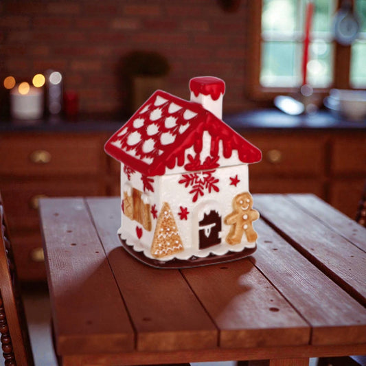 Contenitore a forma di casa di marzapane natalizia in ceramica, ambientata in una casa accogliente.