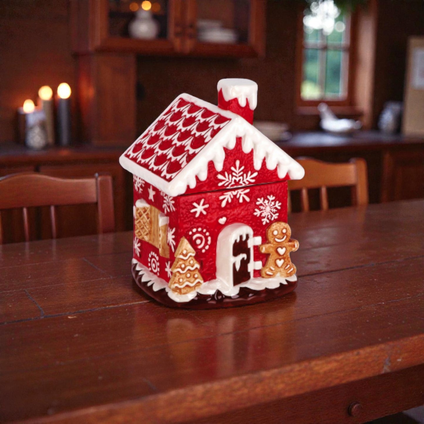 Contenitore a forma di casa di marzapane natalizia in ceramica, ambientata in una casa accogliente.