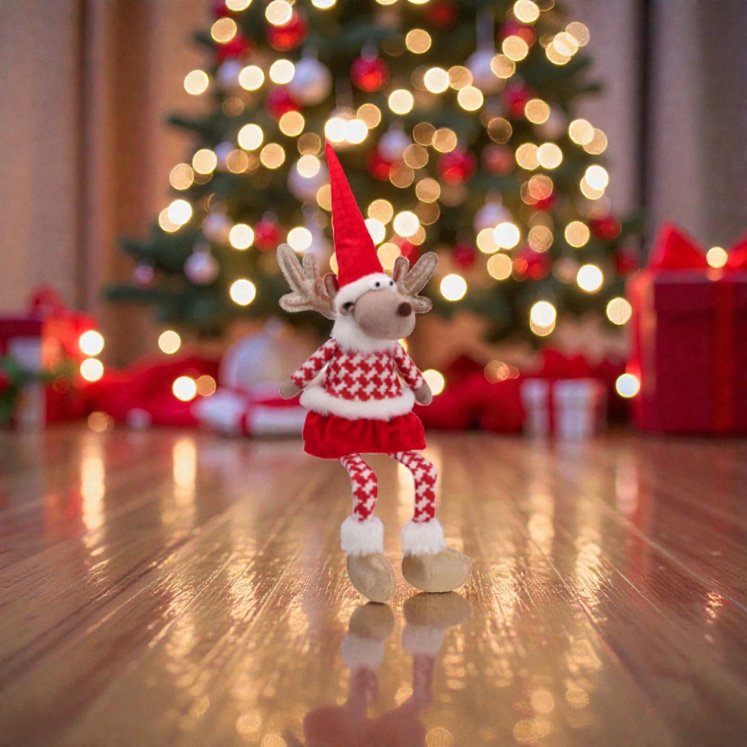 Decorazione a forma di renna in tessuto con abiti natalizi, ambientato in una casa a Natale.