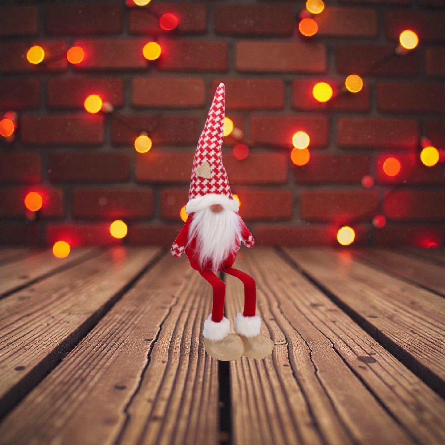 Decorazione a forma di Gnomo con vestiti natalizi ambientato su un piano in legno caldo.