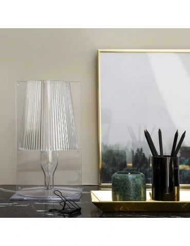Lampada Da Scrivania Loop Oro LEOLUX - Abat-jour In Vetro Bianco E Struttura Dorata, Con Attacco E14