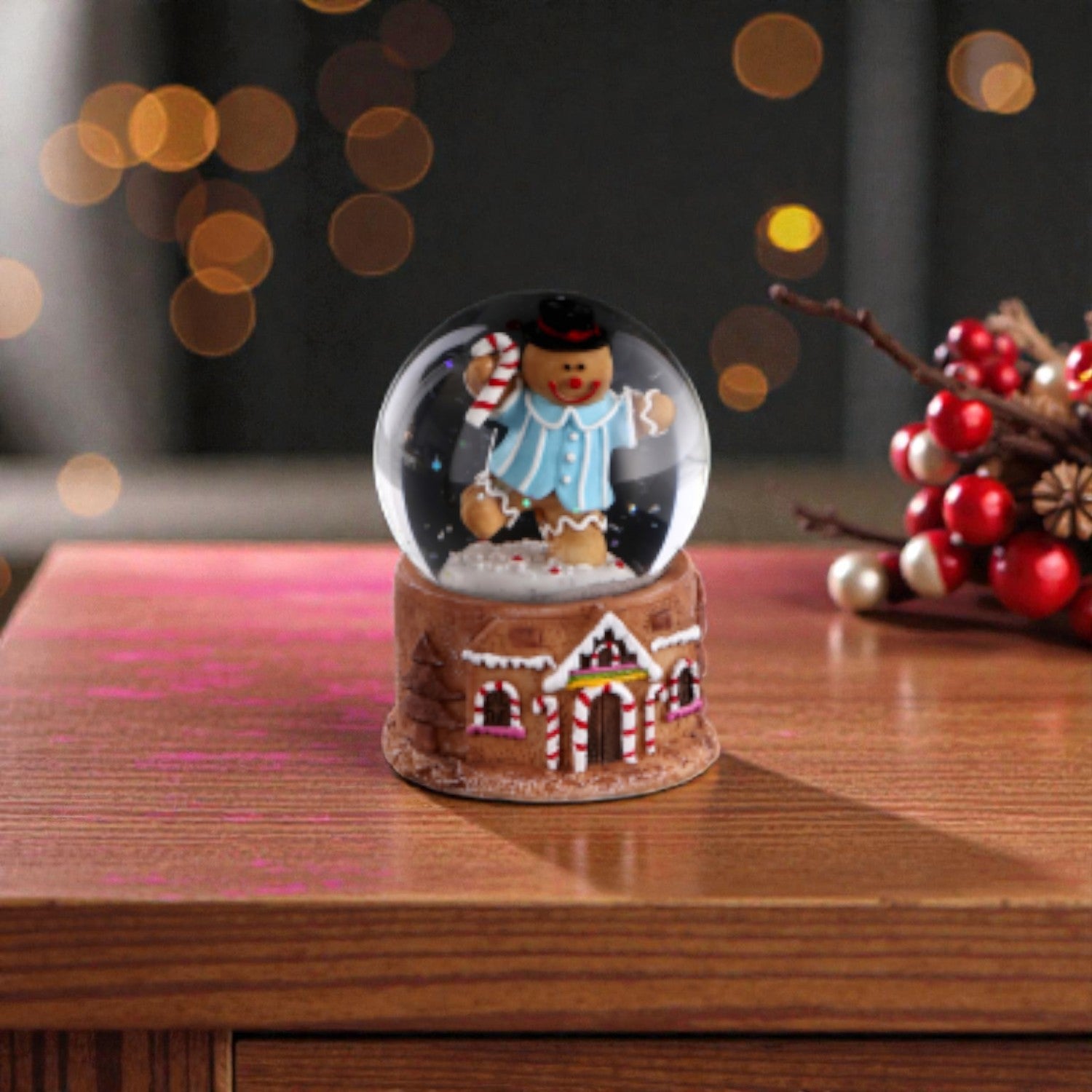 Palla di neve con omino marzapane al suo interno e base in resina a forma di casa di marzapane