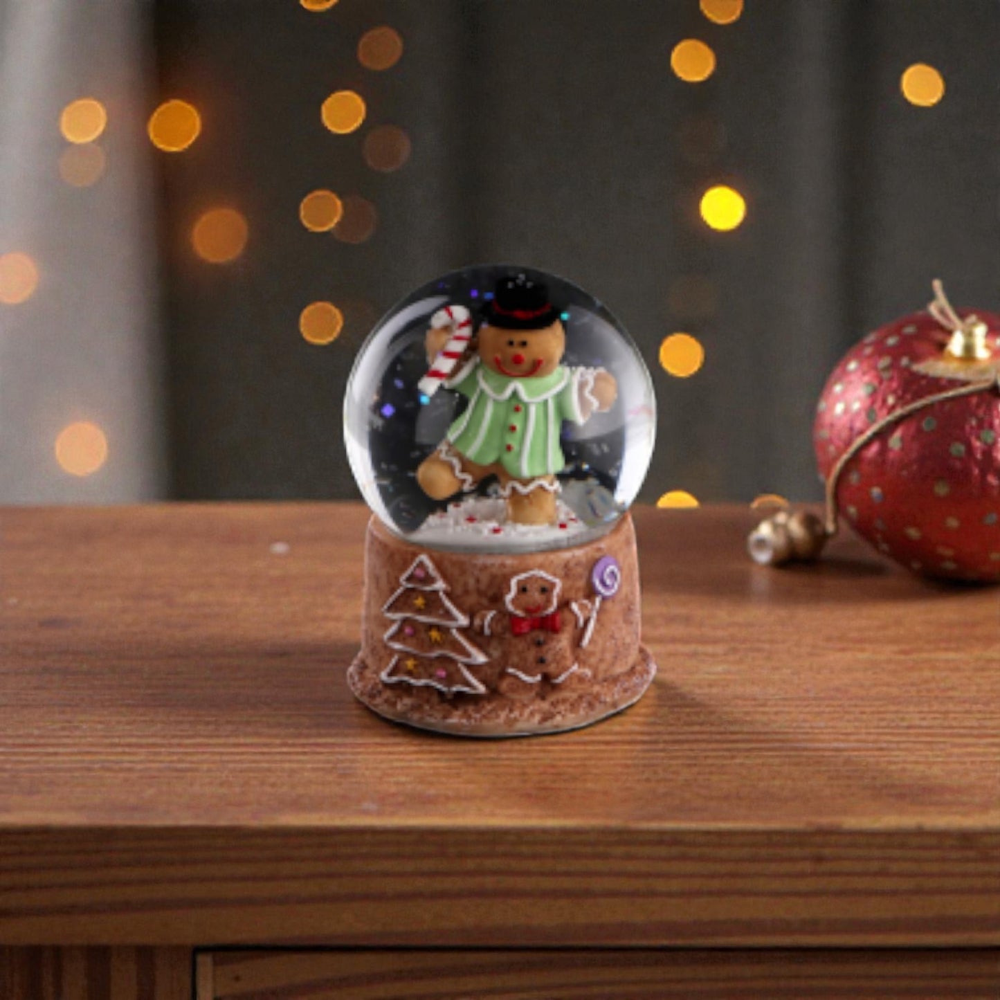 Palla di neve con omino marzapane al suo interno e base in resina a forma di casa di marzapane