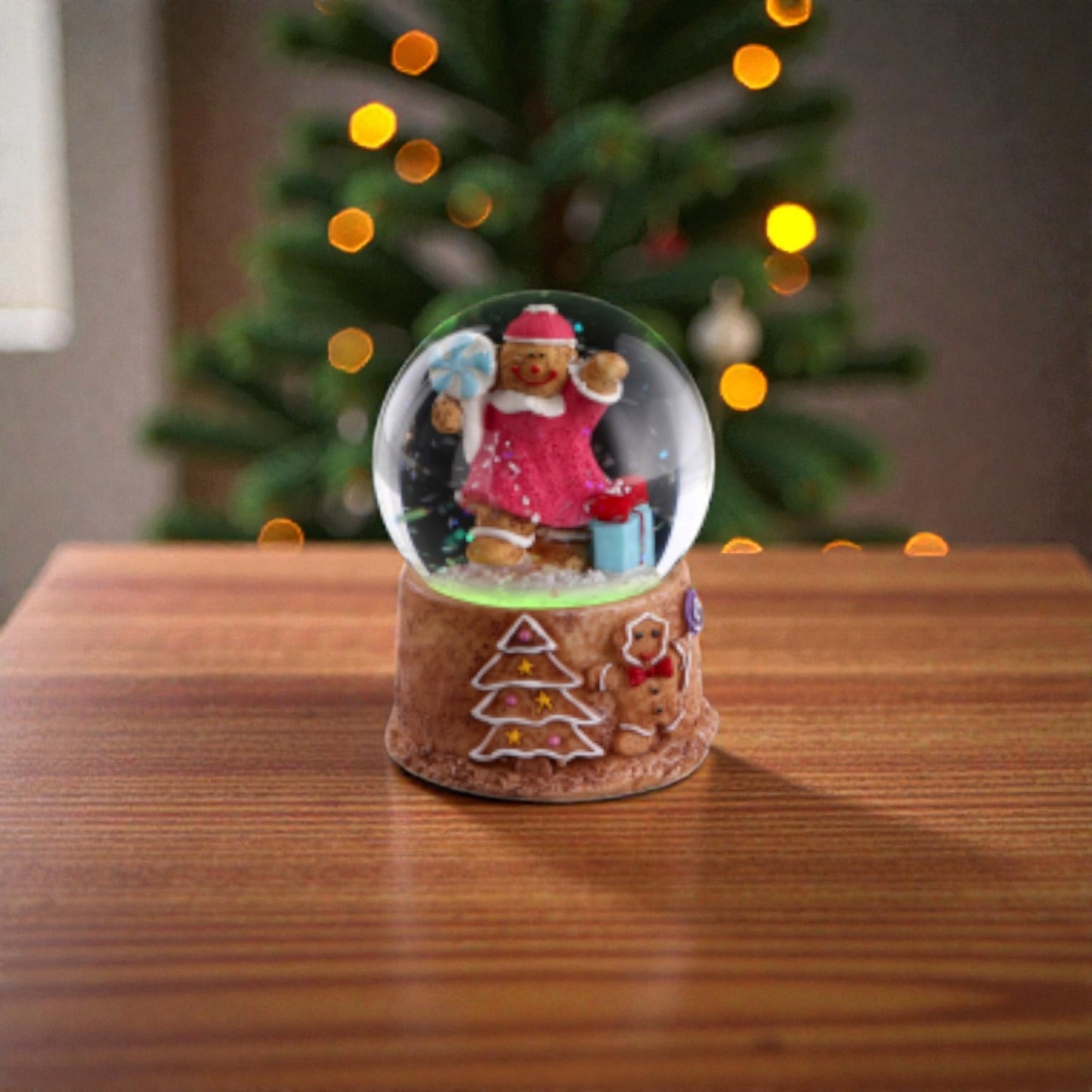 Palla di neve con omino marzapane al suo interno e base in resina a forma di casa di marzapane