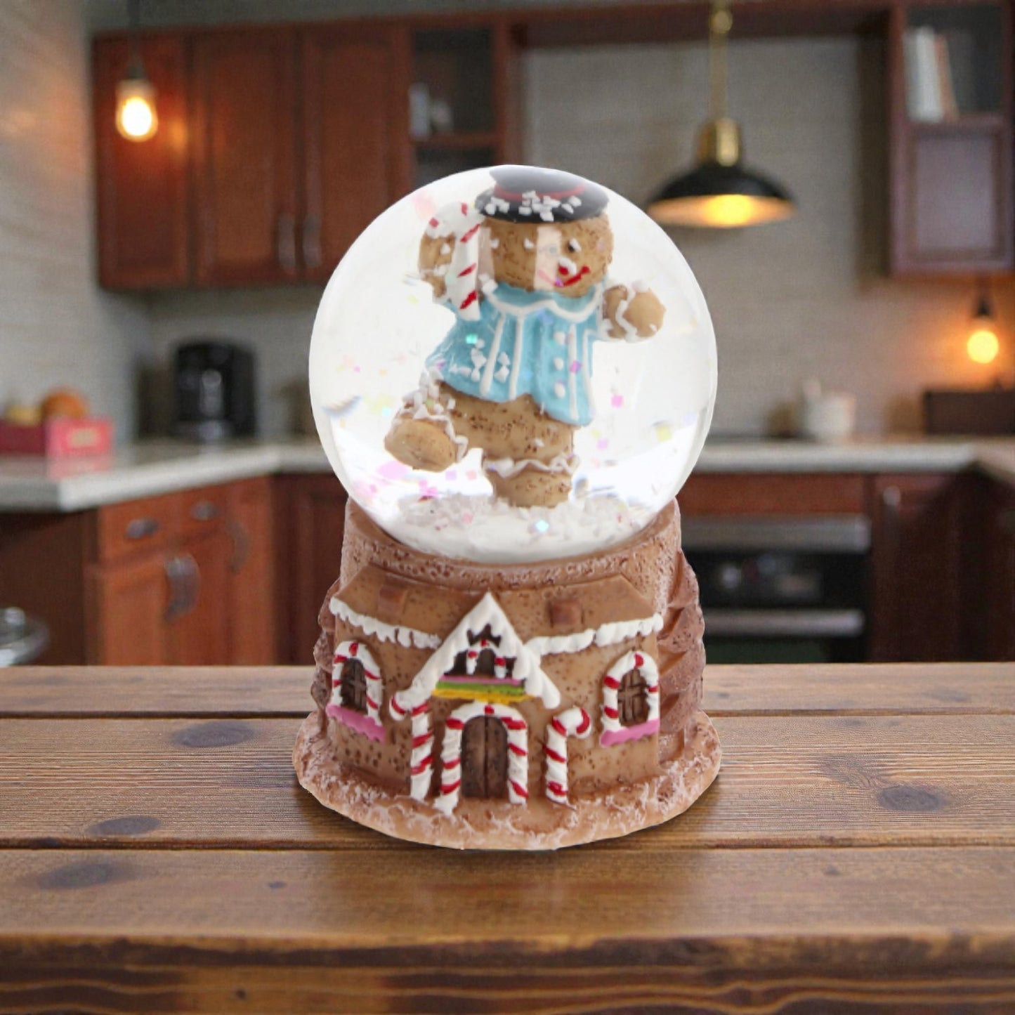 Palla di neve con omino marzapane al suo interno e base in resina a forma di casa di marzapane