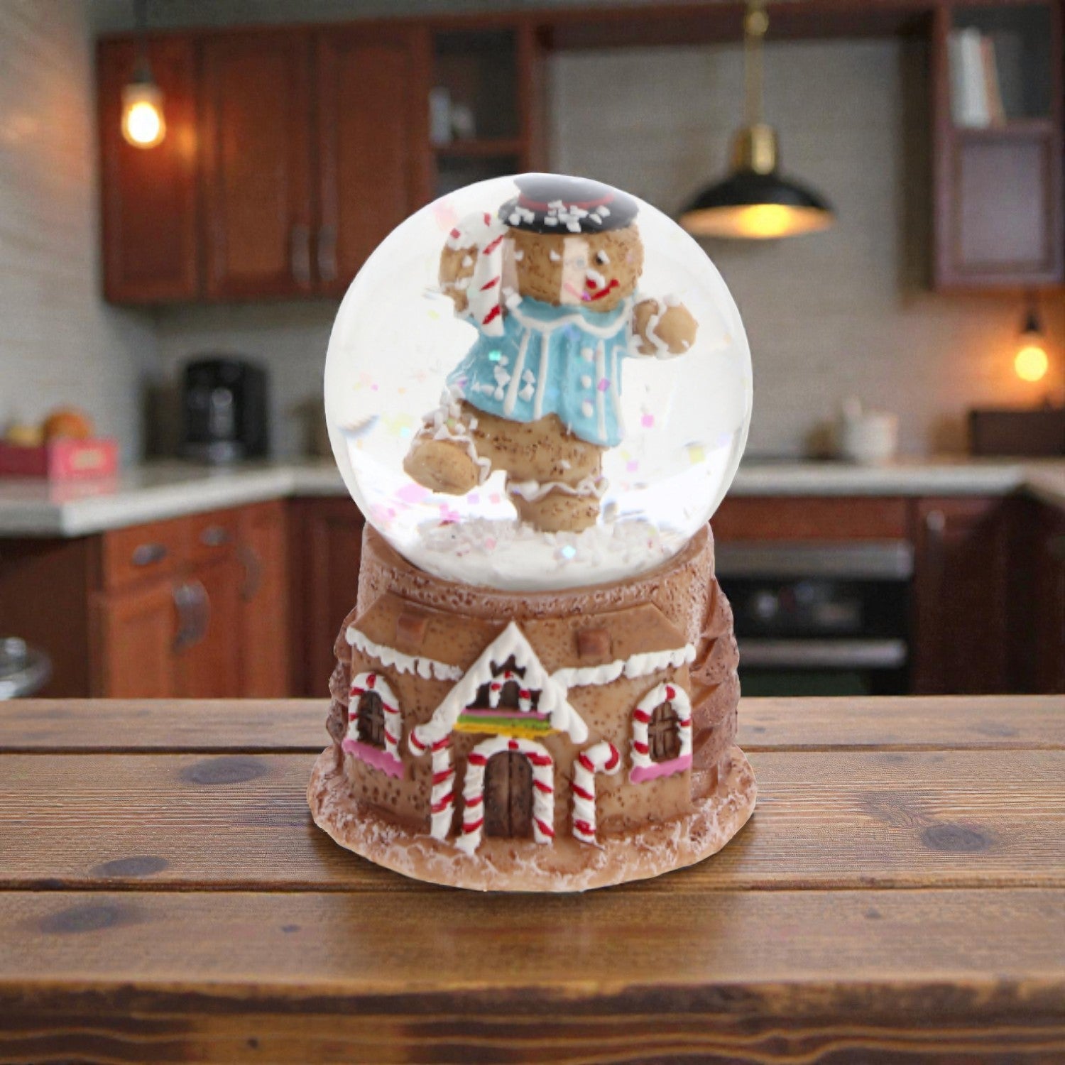 Palla di neve con omino marzapane al suo interno e base in resina a forma di casa di marzapane