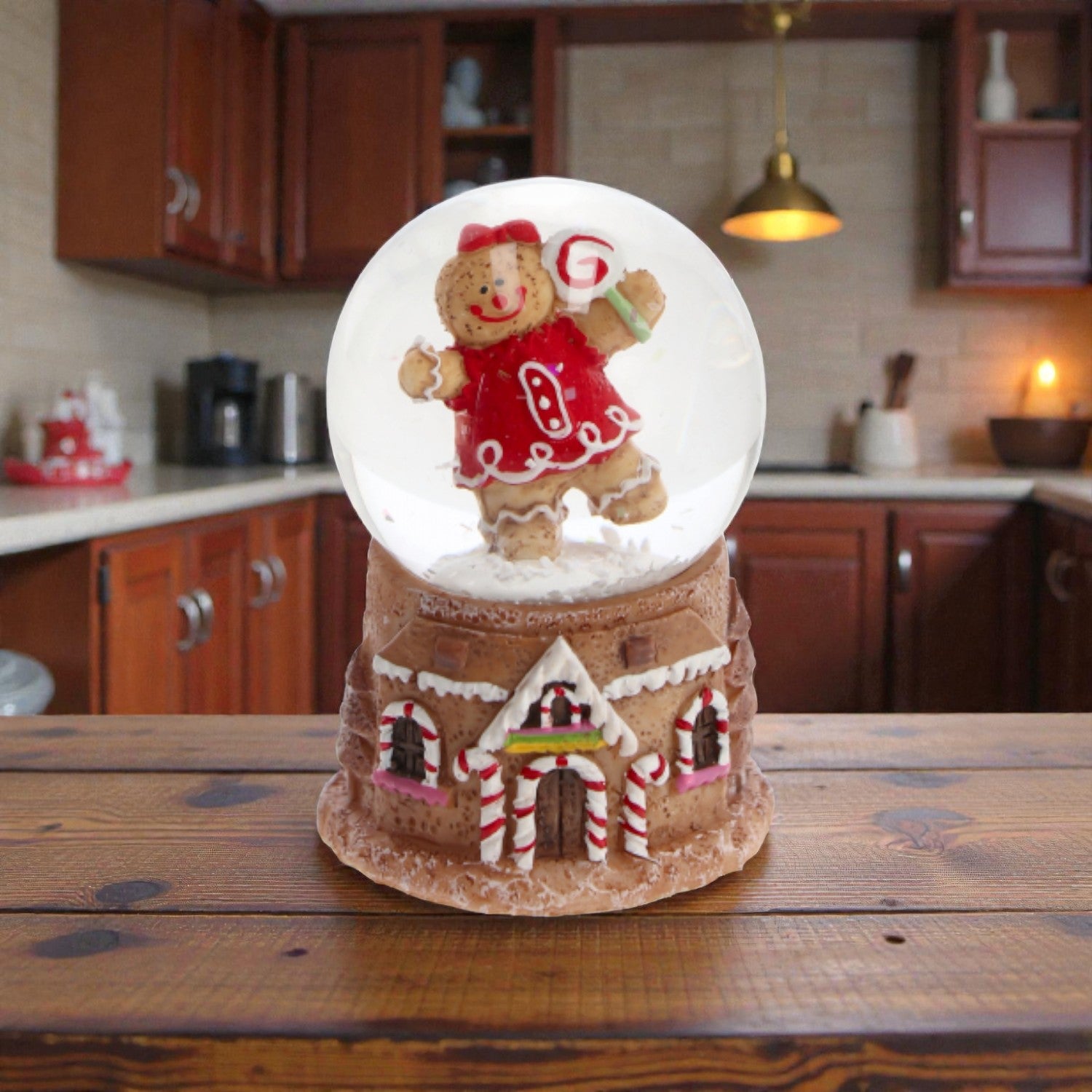 Palla di neve con omino marzapane al suo interno e base in resina a forma di casa di marzapane