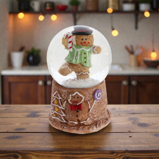 Palla di neve con omino marzapane al suo interno e base in resina a forma di casa di marzapane