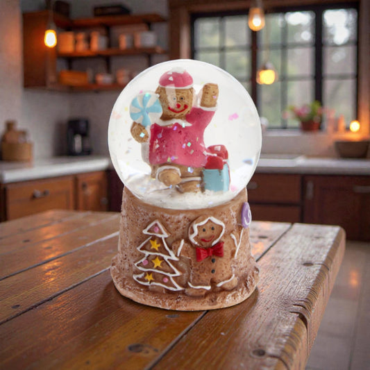 Palla di neve con omino marzapane al suo interno e base in resina a forma di casa di marzapane