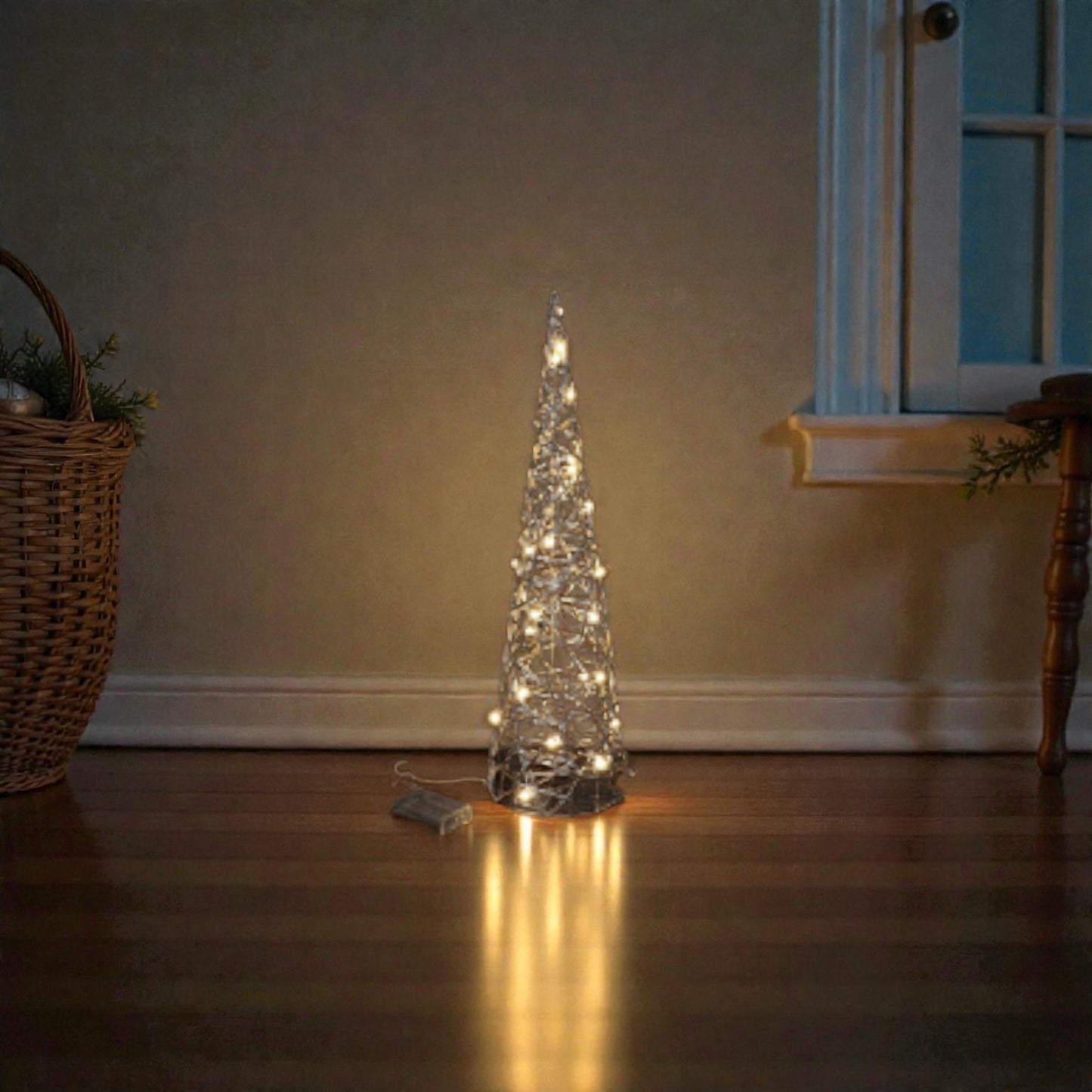 Decorazione di natale a forma di albero di natale in ferro con luci led, ambientati in una casa accogliente.