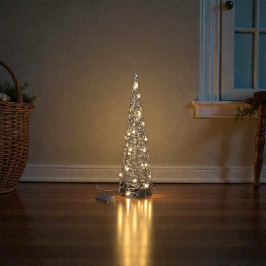 Decorazione di natale a forma di albero di natale in ferro con luci led, ambientati in una casa accogliente.