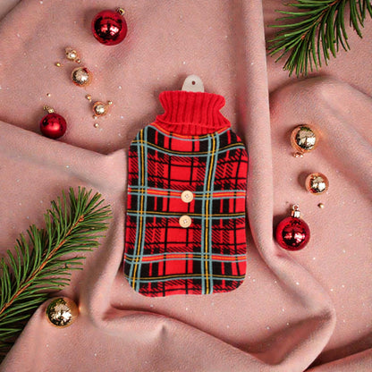 Borsa dell'acqua calda con motivo natalizio plaid su tessuto e decori natalizi festivi.