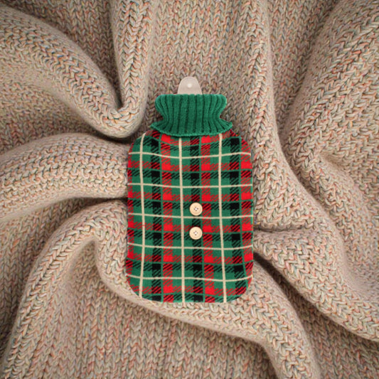 Borsa dell'acqua calda con motivo natalizio plaid su tessuto e decori natalizi festivi.