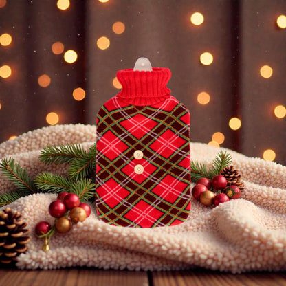 Borsa dell'acqua calda con motivo natalizio plaid su tessuto e decori natalizi festivi.