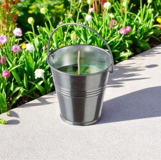 Secchiello con candela alla citronella in un giardino.
Venduto da Prodomo negozio online di Casalinghi