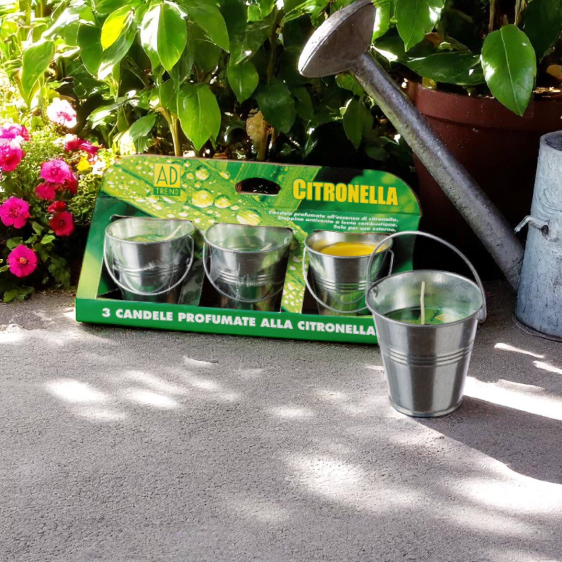Secchiello con candela alla citronella in un giardino.
Venduto da Prodomo negozio online di Casalinghi