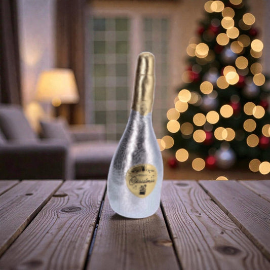 Decorazione in tessuto di Natale a forma di champagne, con sfondo bianco.